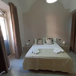 vittorio-emanuele-house-catania.taorminaitalyhotels.com/